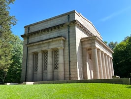 Side view of Lincoln Birthplace Memorial Building 