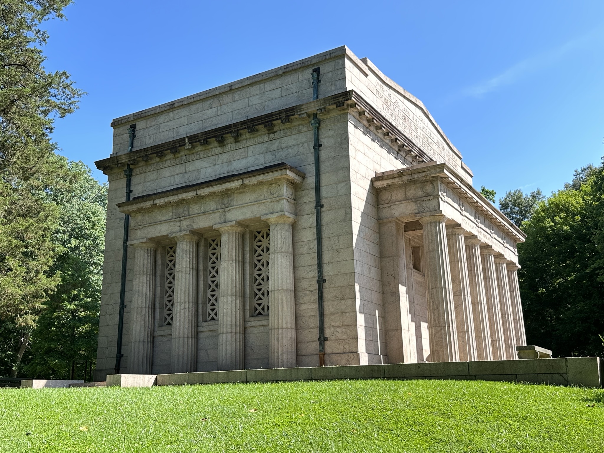 Side view of Lincoln Birthplace Memorial Building 